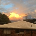 写真: 夕日色の雲