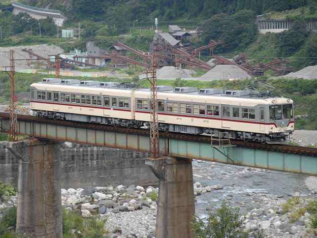 写真: 常願寺川を渡る富山地鉄14760形旧塗色