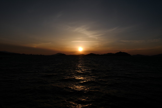 写真: 海に沈む陽