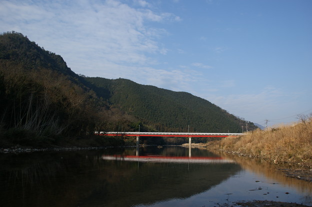 青空と山と赤い橋