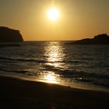 写真: 夕陽の渚