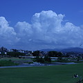 写真: 秋空と夏雲と犀川(2)　　広い芝生！ (＠＾＾＠）