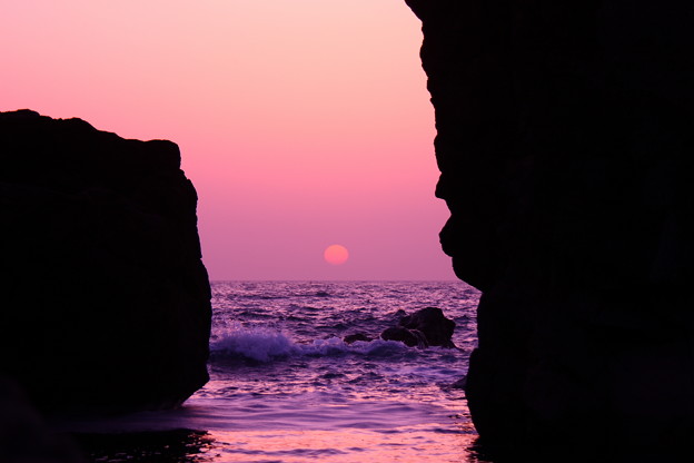 「波騒ぐ黄砂の海の夕日かな」　　機具岩