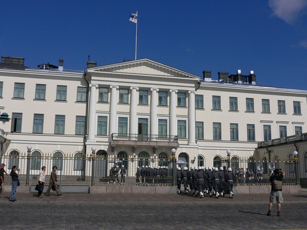 写真: フィンランド首相官邸へ！どどどどど…