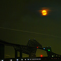 写真: 赤い満月とゲートブリッジ
