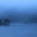 写真: 朝霧に包まれ