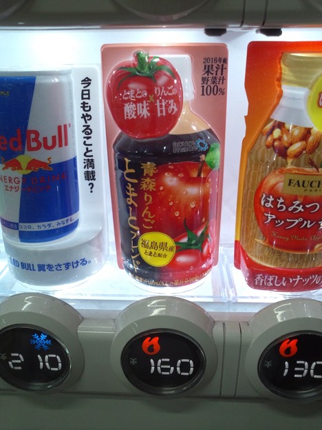 写真: 駅の自販機で見たけどトマトとリンゴのブレンドでしかも温かいという。どうなんだろう？