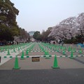 写真: 上野動物園前の列スペース。