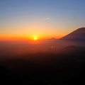 写真: 雲海に沈む夕日と羊蹄山　その４