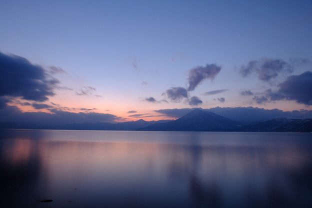 写真: 支笏湖の夕暮れ