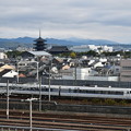 Photos: 東寺と681系