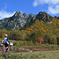 写真: 瑞牆山と紅葉
