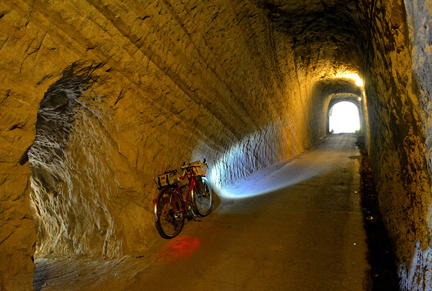 写真: 素掘りのトンネル