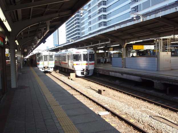写真: ２１１系と３１３系（名古屋駅）