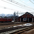 写真: キハ５２−１５６とキハ１２０と煉瓦車庫（糸魚川駅）