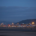 写真: 伊丹空港・夜明け前