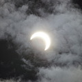 写真: 雲越しの部分日食
