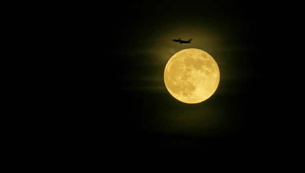 満月とジェット旅客機　002