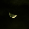 写真: 雲越しの下弦の月
