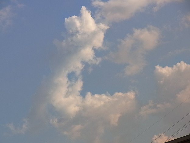 写真: 天を指差す雲