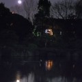 写真: 湖畔の月