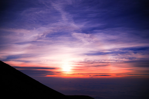 写真: 富士山(2) 雲海よりの夜明け