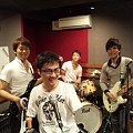写真: じつは4月から友達とバンド始めました！スタジオ練習が終わり、いまか...