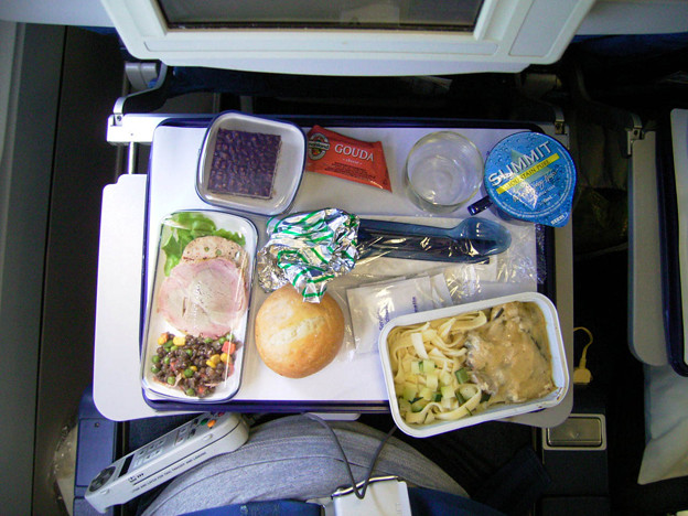 写真: 帰国時の機内食