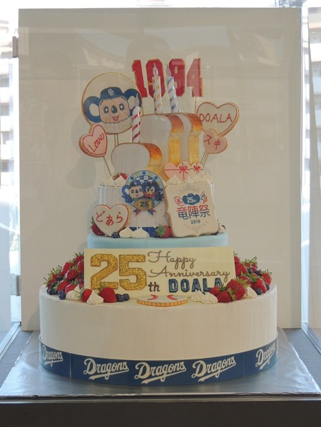 写真: 25周年記念ケーキ。