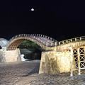 写真: 夜の錦帯橋