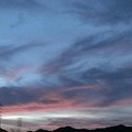 写真: 鉄塔、夕焼け、後たなびく雲の空