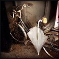 写真: ガード下の自転車