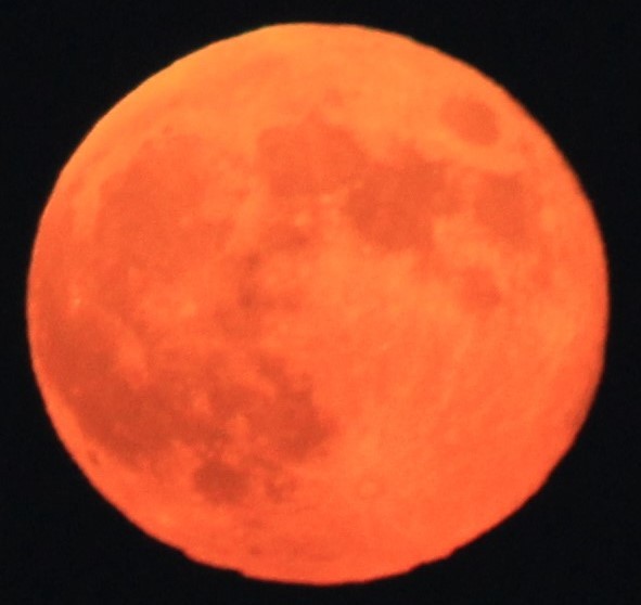 赤い満月（ス−パ−ム−ン）が昇る　　09：09