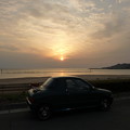 写真: 稲佐の浜に夕日が沈む