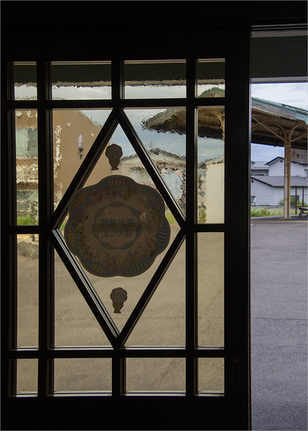 写真: レトロな駅の昔ガラス