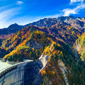 写真: 紅葉の立山と黒部ダム