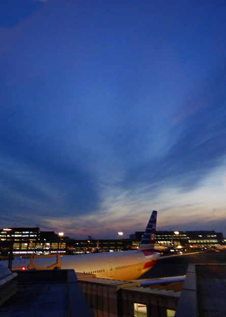 写真: 成田空港の夕景