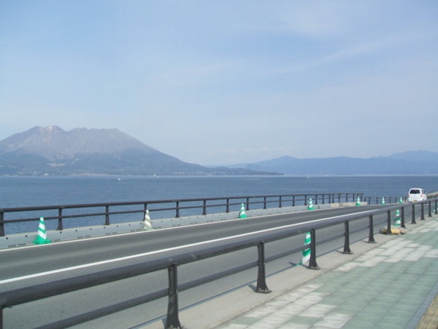 大橋から桜島と大隅半島 マリンポートかごしま 20110327