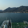 写真: フェリーから眺める忠海港