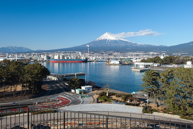 写真: 田子の浦みなと公園から眺める富士山