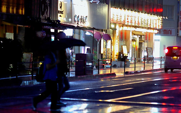 写真: 雨に けむる街角