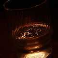 写真: グラスにうつる明り