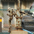 写真: まだまだ現役…井戸のポンプ
