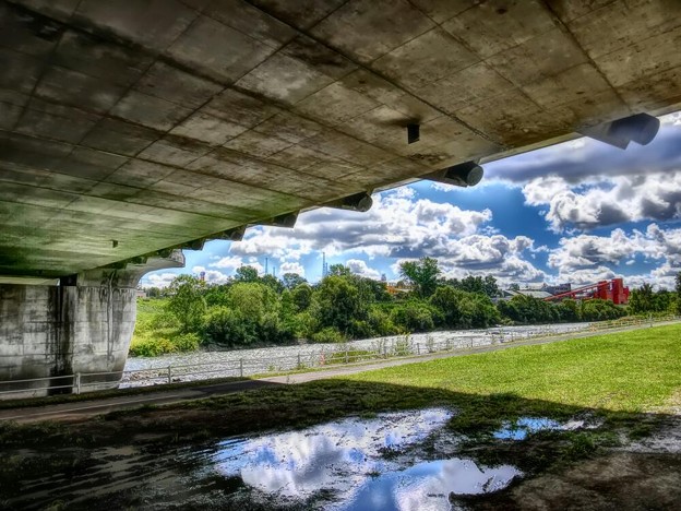 写真: 橋脚の下からの空