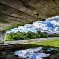 Photos: 橋脚の下からの空