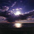 写真: 太陽と雲と海１