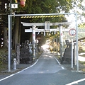 写真: 神社の鳥居を車が普通に通っ...