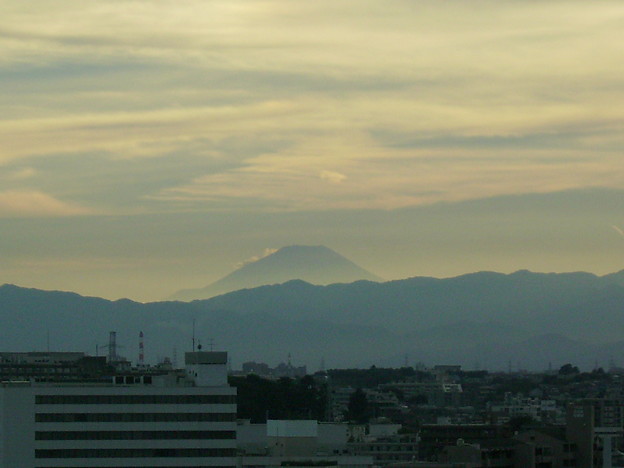川崎から望む富士山。夏はめずらしい。相変わらず日差しは強くて暑い...