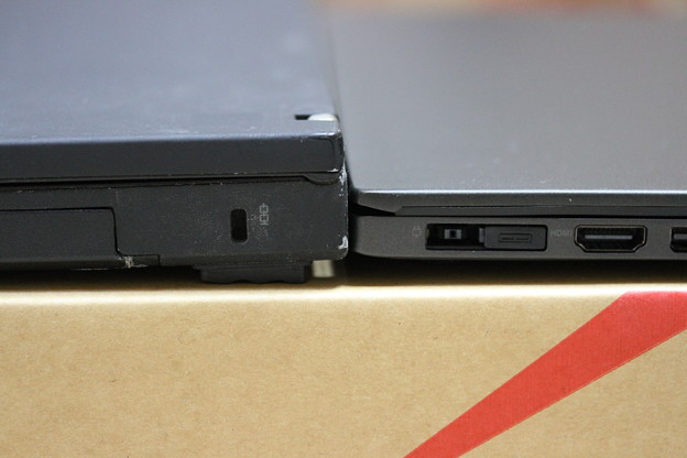 写真: lenovo ThinkPad X1 Carbon VS X200s 厚さ