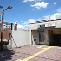 写真: 夏色の西ヶ原駅出入口